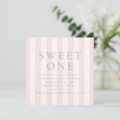 Sweet Stripes premier anniversaire invitation rose (Debout devant)