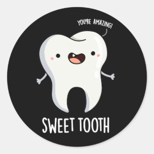 Sweet Tooth Funny Dental Pun Dark BG Ronde Sticker