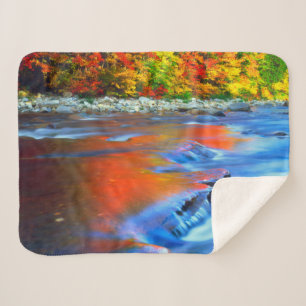 Swift River met herfstkleuren Sherpa Deken