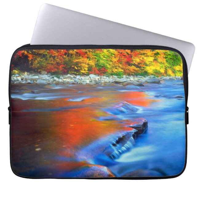 Swift River reflecterende herfstkleuren Laptop Sleeve (Voorkant)