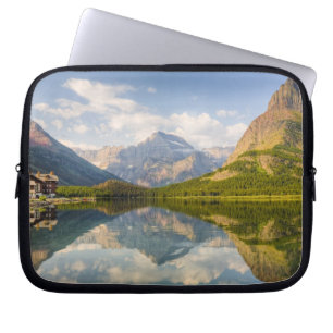 Swiftcurrent Lake met Many Glacier hotel en Laptop Sleeve
