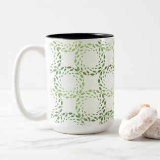 Swirling green leaf pattern tweekleurige koffiemok