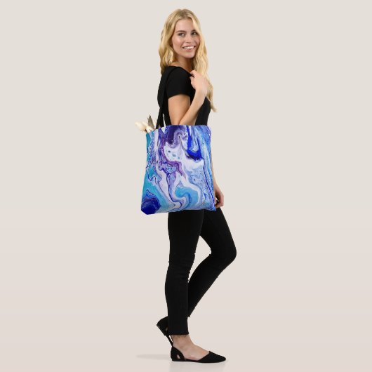 Swirls of Dynamic Blues on Tote Draagtas (Op model)