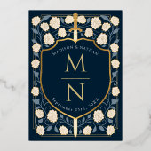 Sword & Shield Medieval Fantasy Monogram Weddensch Folie Uitnodiging (Achterkant)