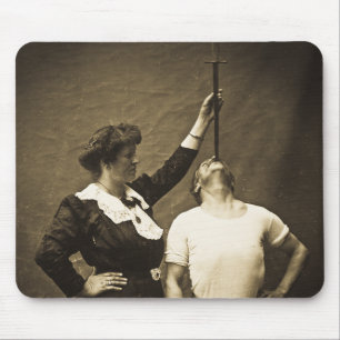Sword Swallower en Wife Sideshow Freaks Muismat