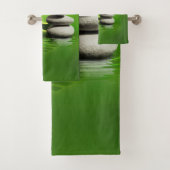 Symbole d'OM avec des pierres de zen sur le vert (En situation)