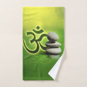 Symbole d'OM avec des pierres de zen sur le vert (Serviette à main)