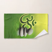 Symbole d'OM avec des pierres de zen sur le vert (Serviette à main)