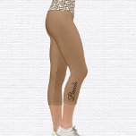 SYMBOLE Léopard Motif Om Capri Leggings<br><div class="desc">Le symbole du léopard motif Om est carrelé sur la ceinture, les jambières capri sont brun clair. Nom en noir à l'extérieur du veau droit. Modifiez ou supprimez facilement le nom à l'aide du Modèle fourni. Il y a suffisamment de place pour un nom complet ou un autre texte. Tailles...</div>