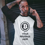 Symbole Logo Bitcoin noir Message personnalisé<br><div class="desc">Ajoutez votre propre slogan ou message personnalisé à ce tee-shirt graphique avec logo Bitcoin en noir avec votre texte ci-dessous en lettres noires assorties.</div>