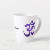 Symbole Om pourpre, Nom, 12oz ou 17oz Latte Mug (Angle droit)