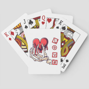 Symbolische liefde skelet hand die hart aanbiedt pokerkaarten