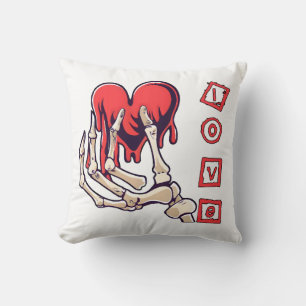 Symbolische liefde skelet hand geeft hart kussen