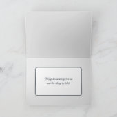 Sympathie houten roeiboot op een mistig meer kaart (Binnen)