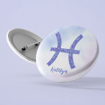 Sympathique Pisces Astrologie Signe Personnalisé V<br><div class="desc">Ce joli bouton Pisces violet et lavande présente votre signe astrologique du Zodiac dans une belle étincelle comme les constellations. Customisez ce cadeau mignon avec votre nom en écriture cursive pour quelqu'un qui a un anniversaire fin février ou début mars.</div>
