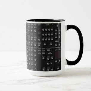 Synth noir font face à la tasse