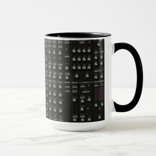 Synth noir font face à la tasse (Droite)