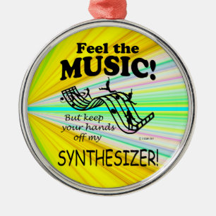 Synthesizer voelt de muziek metalen ornament