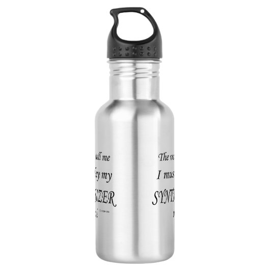 Synthesizer Voices zegt dat hij moet spelen Waterfles (Achterkant)