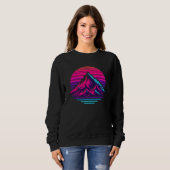 Synthwave Mountain Sweatshirt – Retro Sunset Straa (Voorkant volledig)