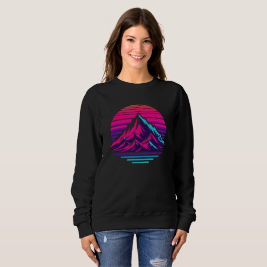 Synthwave Mountain Sweatshirt – Retro Sunset Stree (Voorkant volledig)