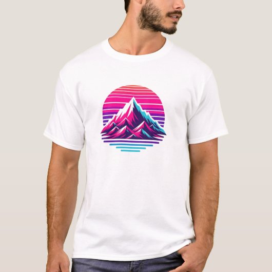 Synthwave Mountain T-Shirt – Retro Sunset Style fo (Voorkant)