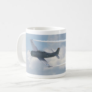 T-28C Trojaans Vliegtuig tijdens de vlucht Koffiemok