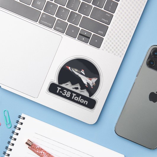 T-38 Vliegtuig Talon Jet Trainer Sticker (Laptop met iPhone)