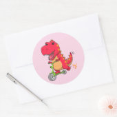 T-rex Dinosaur die een scooter uitstrooit Ronde Sticker (Envelop)