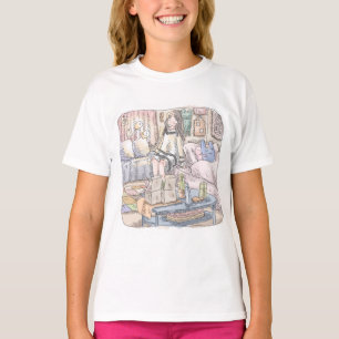 T-SHIRT さなやむじ さなやむじ たくさんのものがある薄暗いお部屋で隅っこに座って目を閉じる女性のイラス