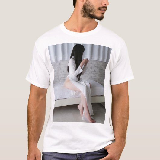 T-SHIRT アオザイを着た黒髪の女性がお茶を飲む (Devant)