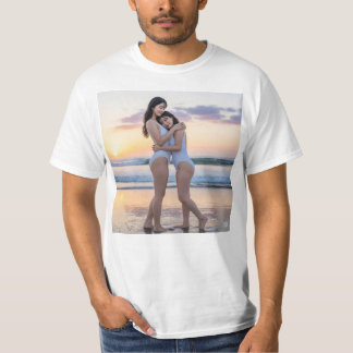 T-SHIRT 可愛い二人の美女が抱き合い愛を確かめ合っている