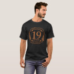 T-shirt 19 ans d'mariage traditionnel de bronze<br><div class="desc">Un design pour célébrer 19 ans de mariage. Ce dessin est réalisé avec un laurier de couleur bronze sur un arrière - plan noir. Le bronze est le cadeau traditionnel de cette occasion. Le texte dit bronze 19 ans. Un design romantique pour célébrer votre 19e année de mariage. Si vous...</div>