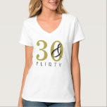 T-shirt 30 & Flirty 30th Birthday Gold Black<br><div class="desc">Ce t-shirt d'anniversaire chic et élégant 30 & Flirty est décoré dans un style doré et noir. Customisez cet article avec d'autres produits de cette collection pour vous et vos invités lors de votre journée spéciale.</div>