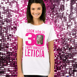 T-shirt 30e anniversaire rose look 30 personnalisées photo<br><div class="desc">30e anniversaire rose sur blanc, regardez qui est 30 photo personnalisée et nom t-shirt. Fun 30ème photo personnalisée design de tee-shirt d'anniversaire rose chaud et blanc. Personnalisez cette chemise d'anniversaire avec une photo de la fille d'anniversaire au milieu du chiffre 0. Idéal pour ajouter un peu de plaisir à un...</div>