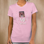 T-shirt 40 et Fabulous Foliage rose photo 40e anniversaire<br><div class="desc">40 et Fabulous Foliage rose photo 40e anniversaire de fête invité d'honneur T-shirt. 40 et texte fabuleux en écriture blanche tendance avec feuillage blanc sur un arrière - plan rose. Personnalisez-le avec votre photo et l'âge.</div>