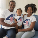 T-shirt 4 juillet Design de texte rouge blanc et bleu<br><div class="desc">Joyeux design de texte 4 juillet moderne dans un design patriotique rouge,  blanc et bleu.</div>
