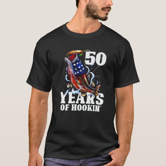 T-shirt 50 Ans De Pêche De La Basse Américaine De Hookin'  (Devant)
