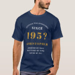 T-shirt 70th Birthday Born 1951 Ajouter un nom Année Perso<br><div class="desc">Le t-shirt bleu marine personnalisé pour le 70e anniversaire de cette personne spéciale qui fixe les normes. Pour ceux qui ont 70 ans, c'est un imprimé blanc et or audacieux et élégant qui vous permet d'ajouter le nom de votre choix et l'année de naissance. Une magnifique fête surprise pour cette...</div>
