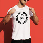 T-shirt 80 Alors ce drôle Laurel Wreath Crown 80e annivers<br><div class="desc">80 Alors, quel Funny Laurel Wreath Crown 80th Birthday T-Shirt. Une citation amusante I`m 80 alors que dans les polices modernes en gras et couleur noire. La conception a une couronne de laurier autour des mots et une couronne au-dessus du nom de la coutume. Ajoutez votre nom. Un cadeau parfait...</div>