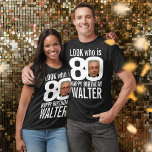 T-shirt 80e anniversaire mono look 80 photo personnalisée<br><div class="desc">80e anniversaire mono, blanc out, regardez qui est 80 photo personnalisée et le nom t-shirt. Fun 80e photo personnalisée blanc design de tee anniversaire. Personnalisez cette chemise d'anniversaire avec une photo du garçon ou de la fille d'anniversaire au milieu du chiffre 0. Idéal pour ajouter un peu de plaisir à...</div>