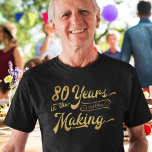 T-shirt 80e anniversaire Retro 80 ans dans la fabrication<br><div class="desc">T-shirt 80e anniversaire rétro avec le titre 80 ANS DANS LA FABRICATION personnalisée avec son année de naissance dans le design en or sur votre choix de couleur de tissu et de style de vêtements. ASSISTANCE : Pour obtenir de l'aide sur la modification ou la personnalisation de la conception, le...</div>
