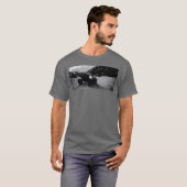 T-shirt A Custom Cadillac Hobby RC Car in Snowy Mountains  (Devant entier)