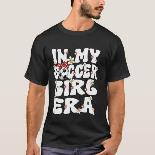 T-shirt À l'ère de ma fille footballeuse Rétro Groovy Fill