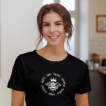 T-shirt Abee Type Simple Moderne Inspiration Typographie<br><div class="desc">Bee Kind Simple Modern Inspirational Typography Women's Fashion T-Shirt Top présente le texte "Kind,  Brave,  Creative" dans une typographie de script moderne accentuée par une abeille portant une couronne. Parfait comme cadeau pour elle pour l'anniversaire,  Noël,  Fête des Mères,  meilleurs amis,  soeurs et plus. Conçu par Evco Studio www.zazzle.com/store/evcostudio</div>