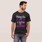 T-shirt Accrochez-vous Je vais juste obtenir mes lunettes  (Devant entier)