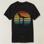 T-shirt Acroyoga Silhouette Sur Un Coucher De Soleil Rétro (Design devant)