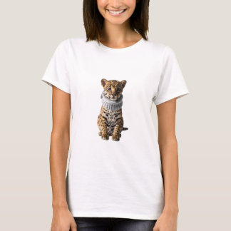 T-shirt Adorable Baby Ocelot Wearing Grey Knitted Scarf