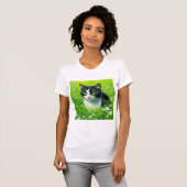 T-shirt Adorable Chat assis dans un champ de marguerites (Devant entier)
