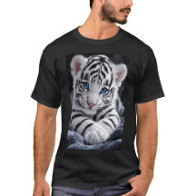 Adorable petit tigre blanc aux yeux bleus saisissa